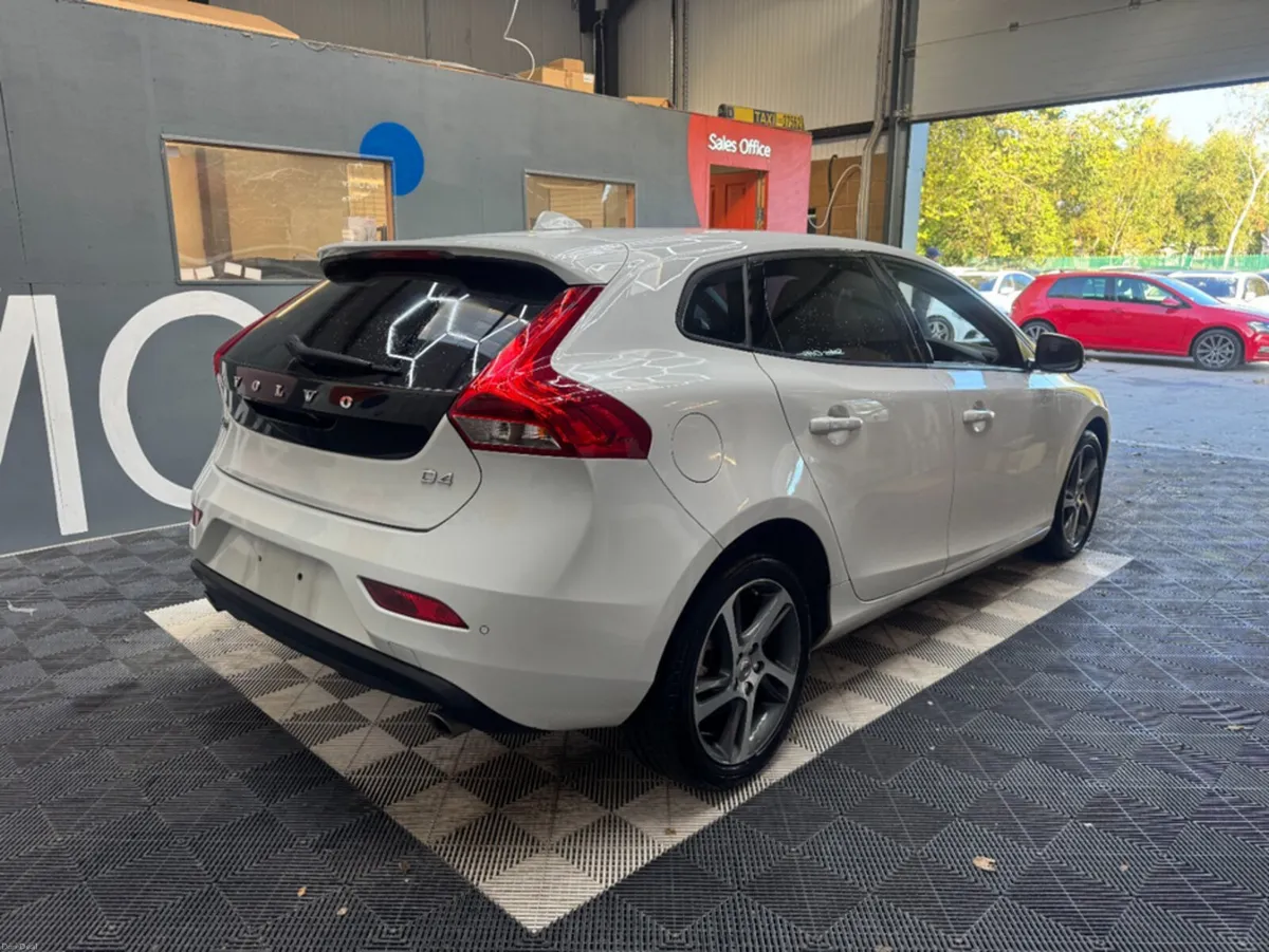Volvo V40 2019 VOLVO V40 D4 MOMENTAM AUTOMATIC 2.0 - Image 3