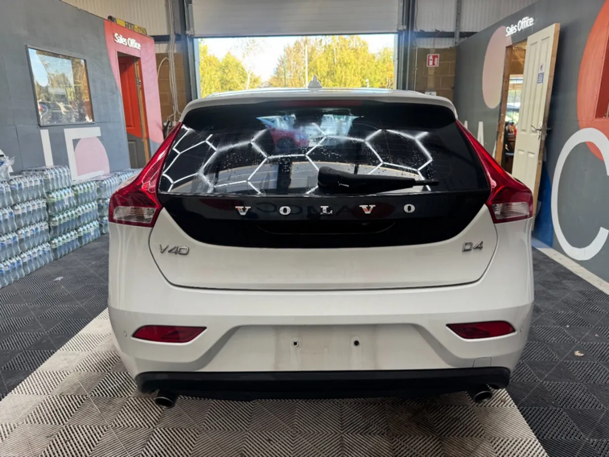 Volvo V40 2019 VOLVO V40 D4 MOMENTAM AUTOMATIC 2.0 - Image 4