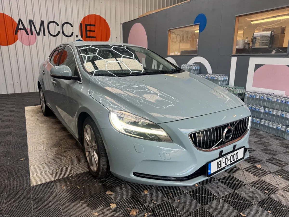 Volvo V40 2018 VOLVO V40 AUTOMATIC 2.0/ PARKING CA - Image 1