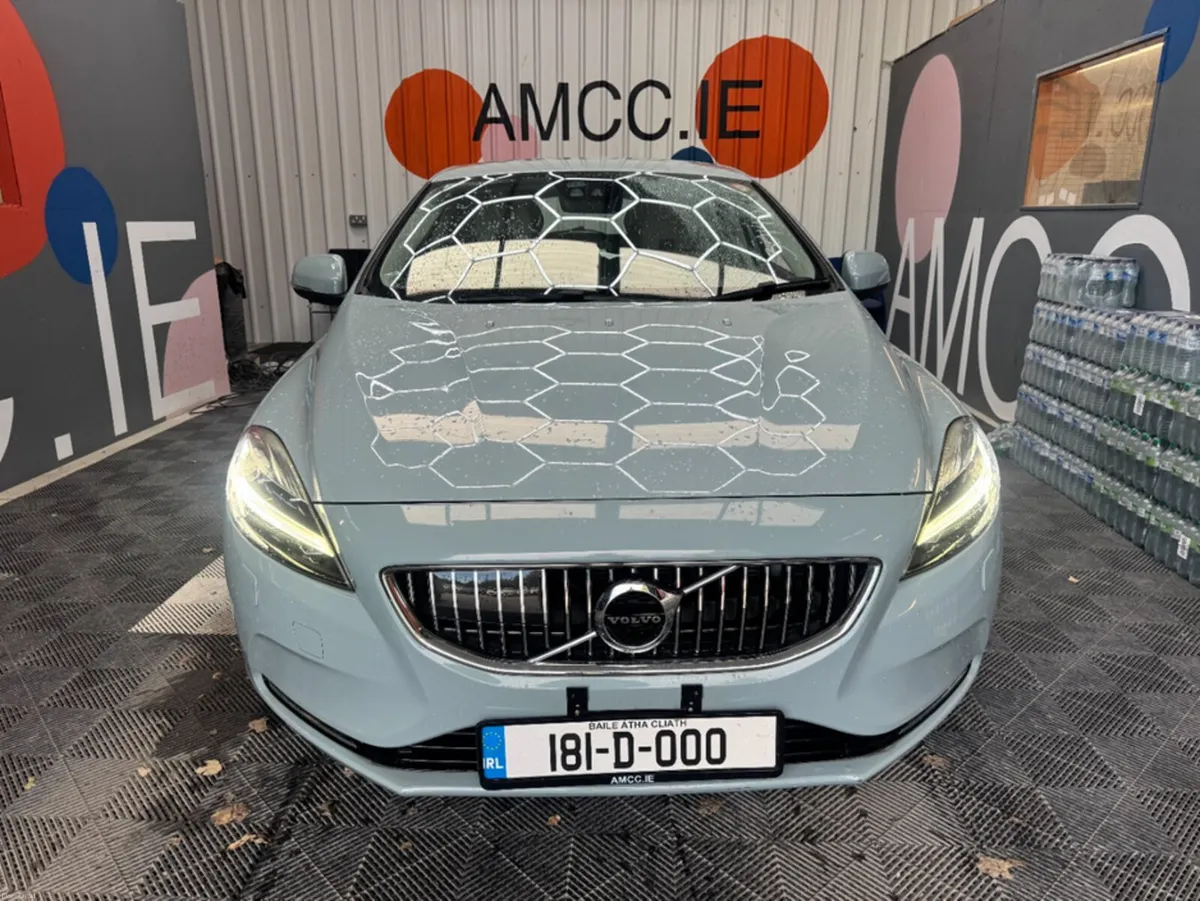 Volvo V40 2018 VOLVO V40 AUTOMATIC 2.0/ PARKING CA - Image 2