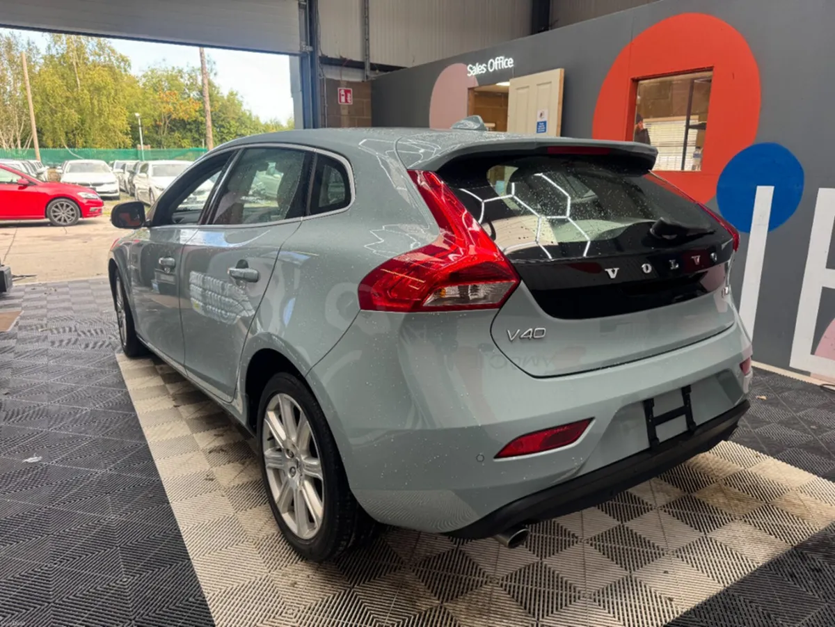 Volvo V40 2018 VOLVO V40 AUTOMATIC 2.0/ PARKING CA - Image 5