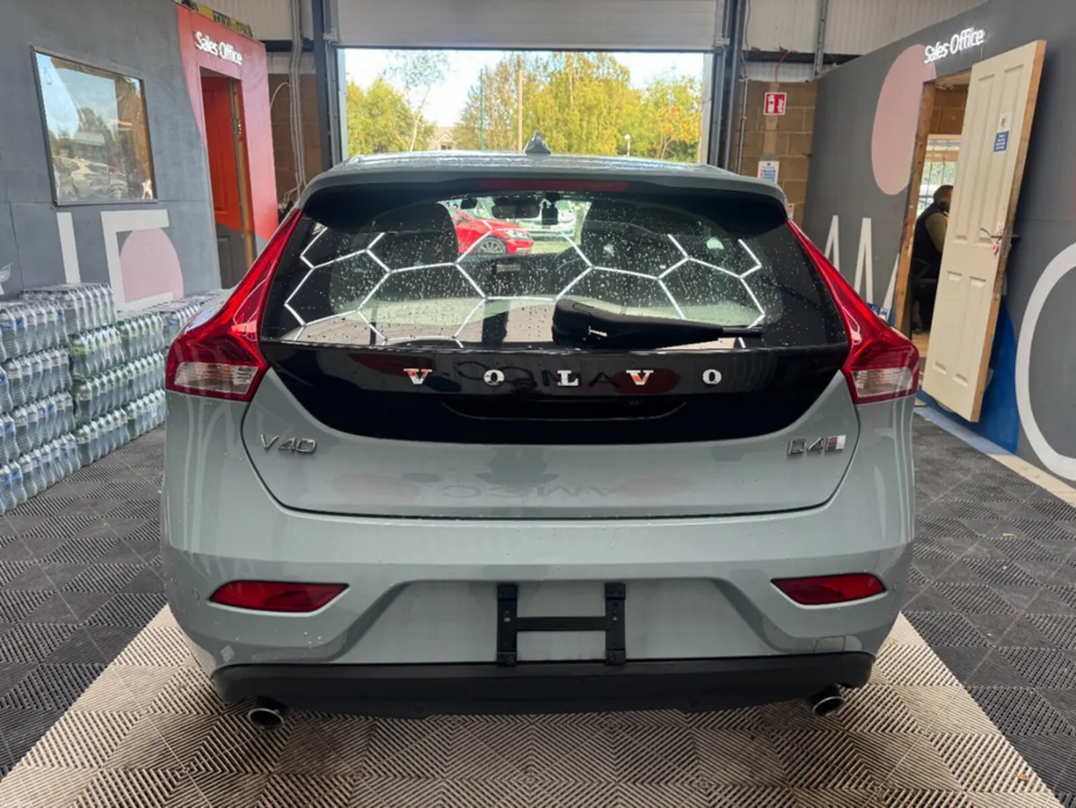 Volvo V40 2018 VOLVO V40 AUTOMATIC 2.0/ PARKING CA - Image 4