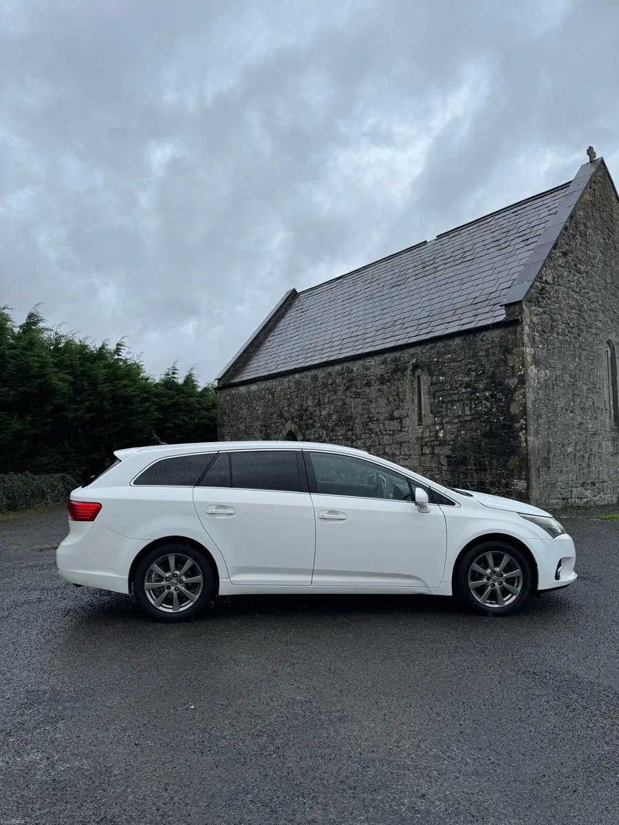 2012 Avensis Estate - Image 2