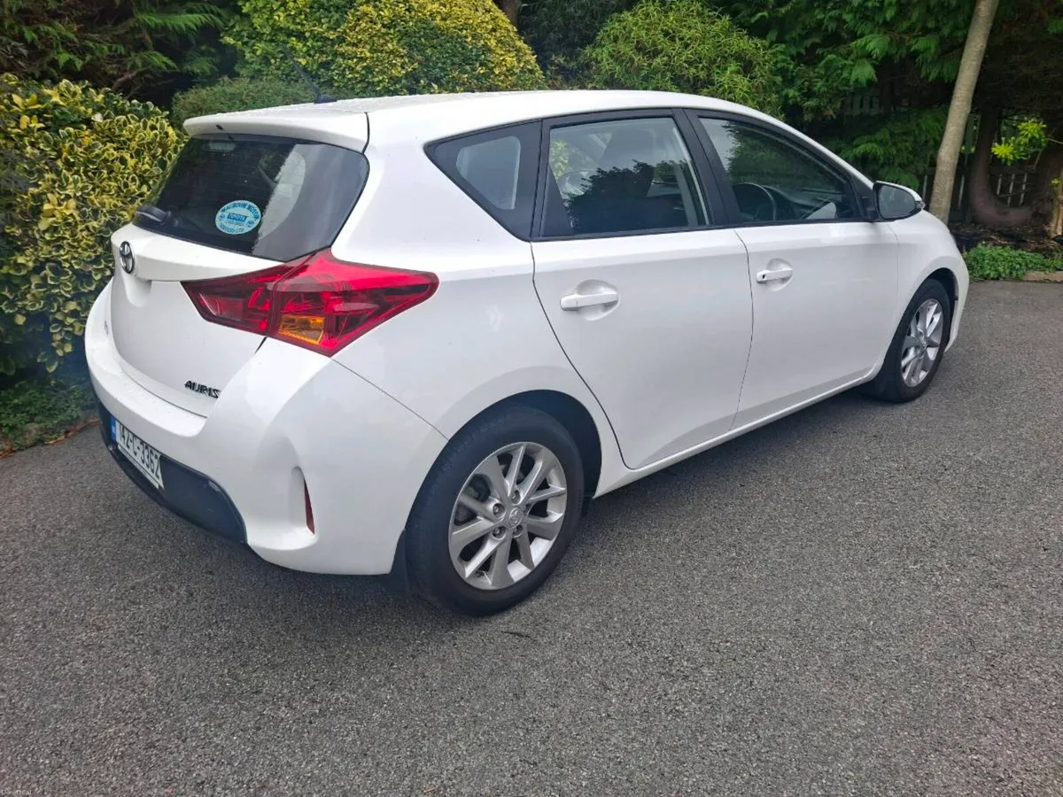 Toyota Auris 2014 - Image 2