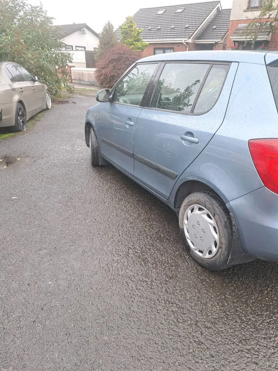 Skoda Fabia Ambiente 1.6 AUTOMATIC - Image 2