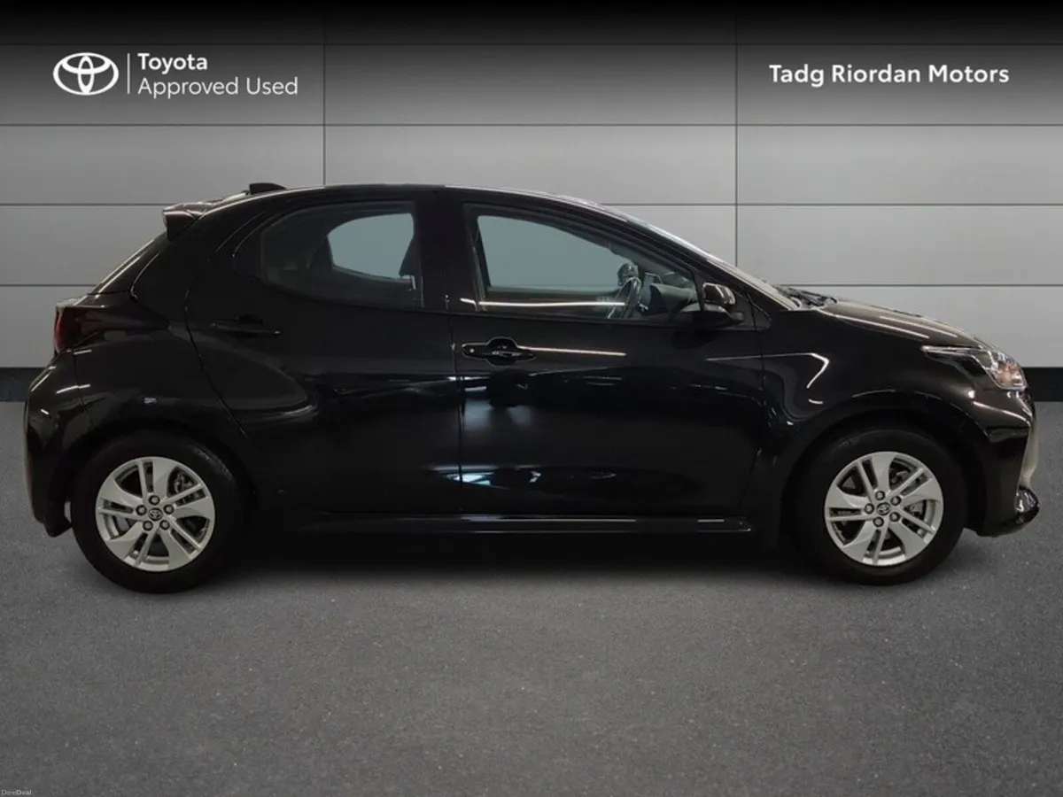 Toyota Yaris HYBRID LUNA - Image 3