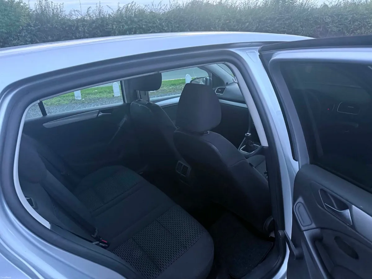 Volkswagen Golf 1.9TDI manual 2012 - Image 4