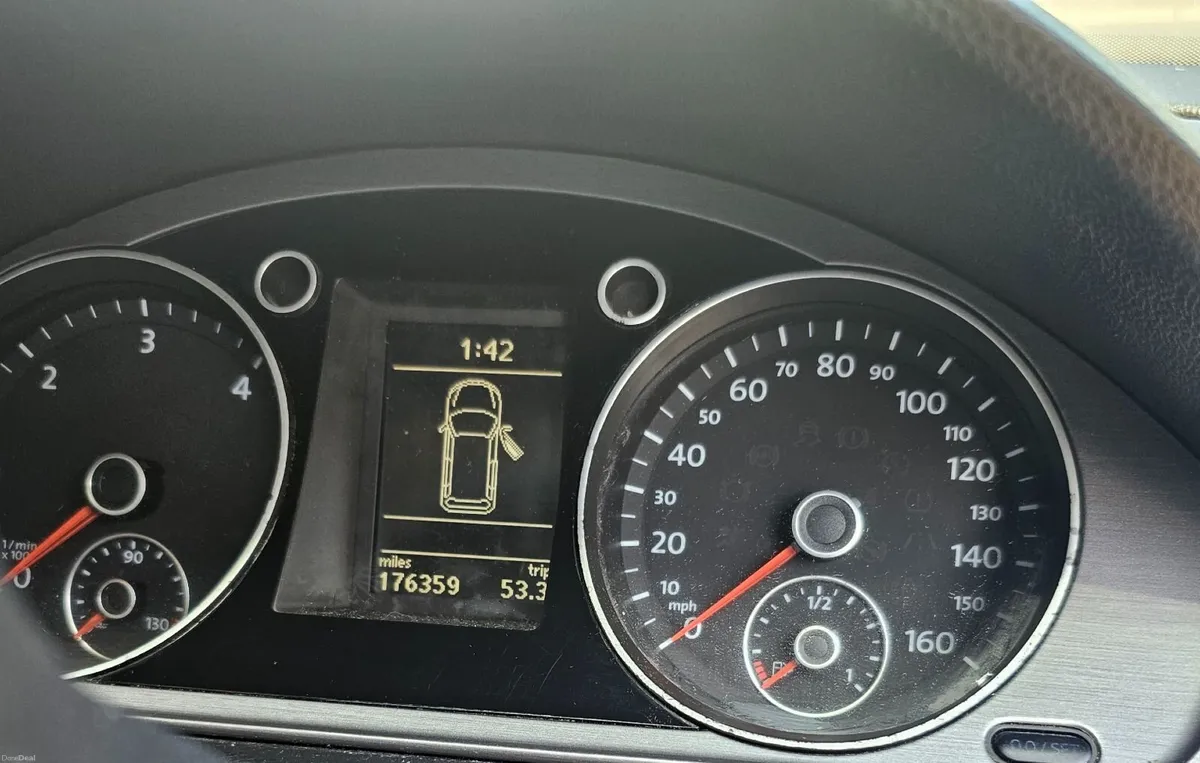 Volkswagen Passat 2011 - Image 2