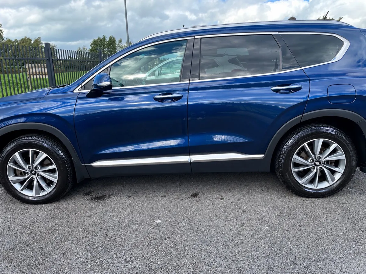 Hyundai Santa Fe 2WD Executive Plus 5DR - Image 5