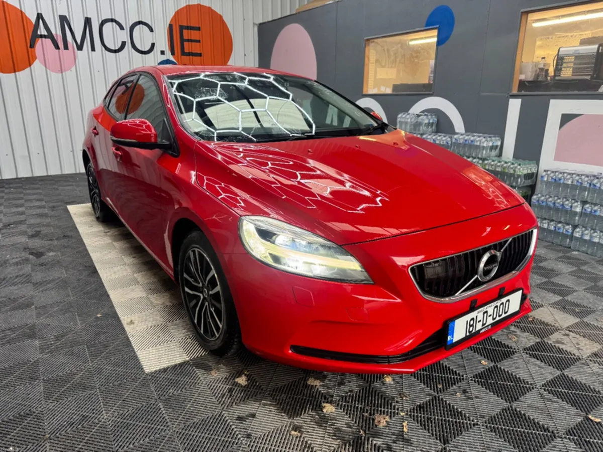 Volvo V40 2018 VOLVO V40 D4 AUTOMATIC / CRUISE CON - Image 1