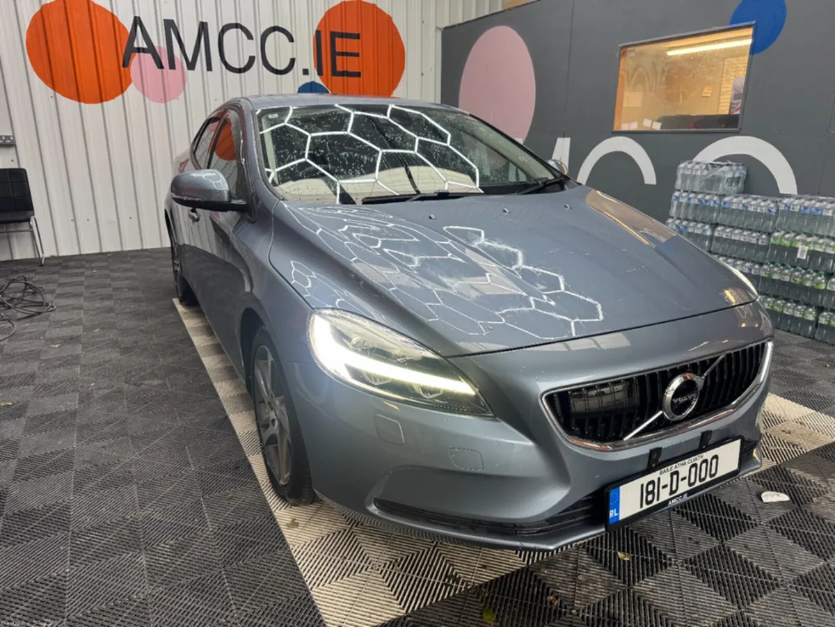 Volvo V40 2018 VOLVO V40 CROSS COUNTRY D4 MOMENTUM - Image 1