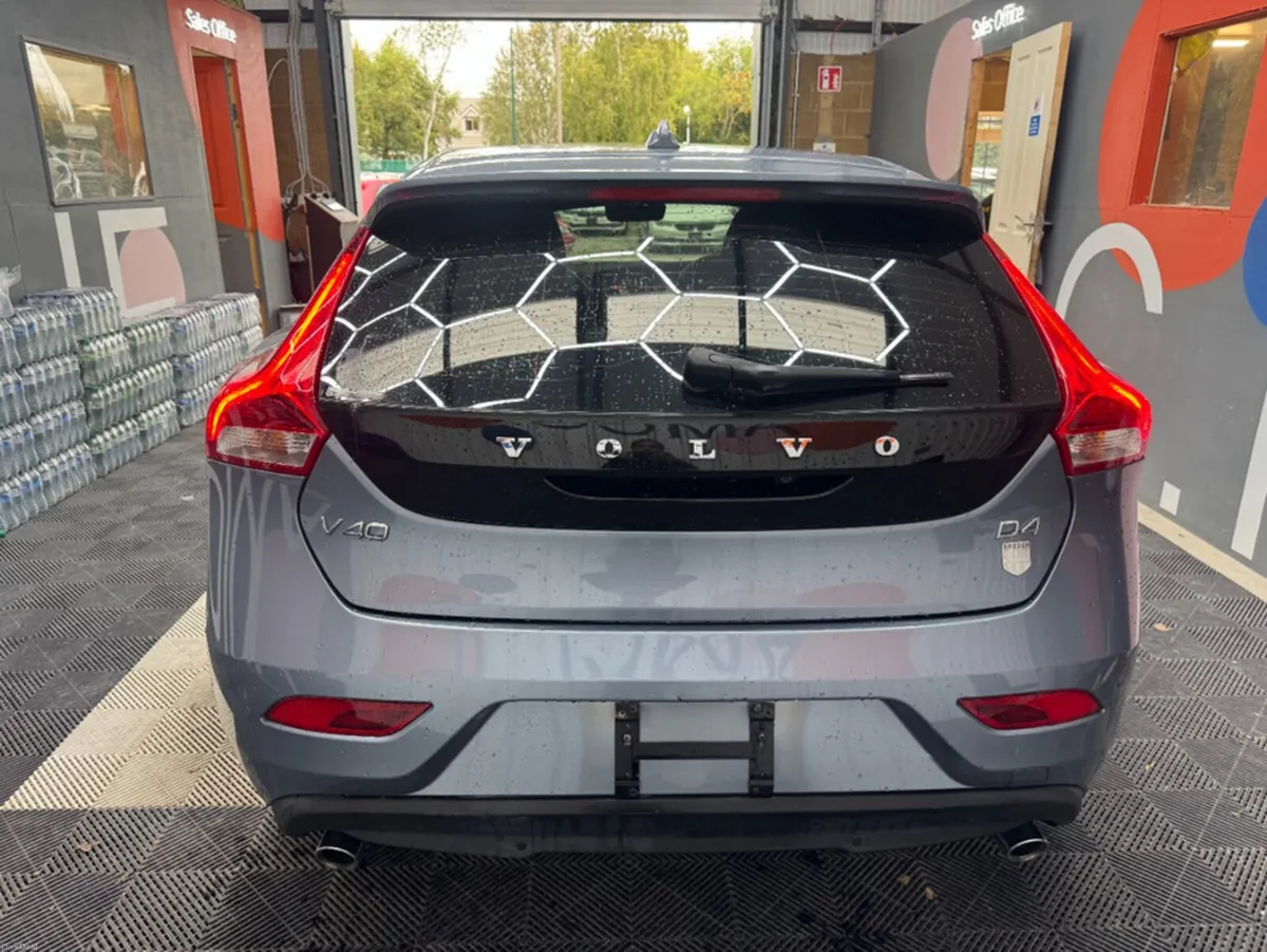 Volvo V40 2018 VOLVO V40 CROSS COUNTRY D4 MOMENTUM - Image 4