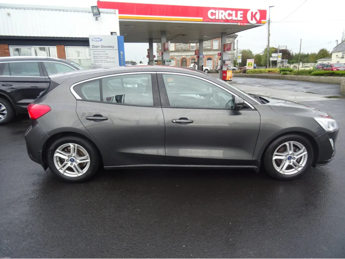 Ford Focus ZETEC 1.0 ECOBOOST 125PS 5DR 4 - Image 6