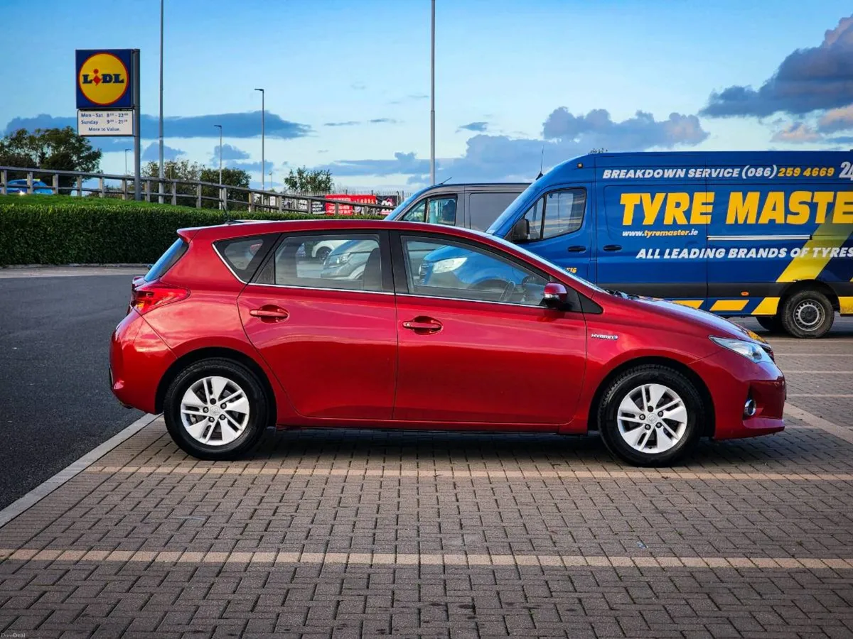 Toyota Auris 2014 Automatic Hybrid - Image 3