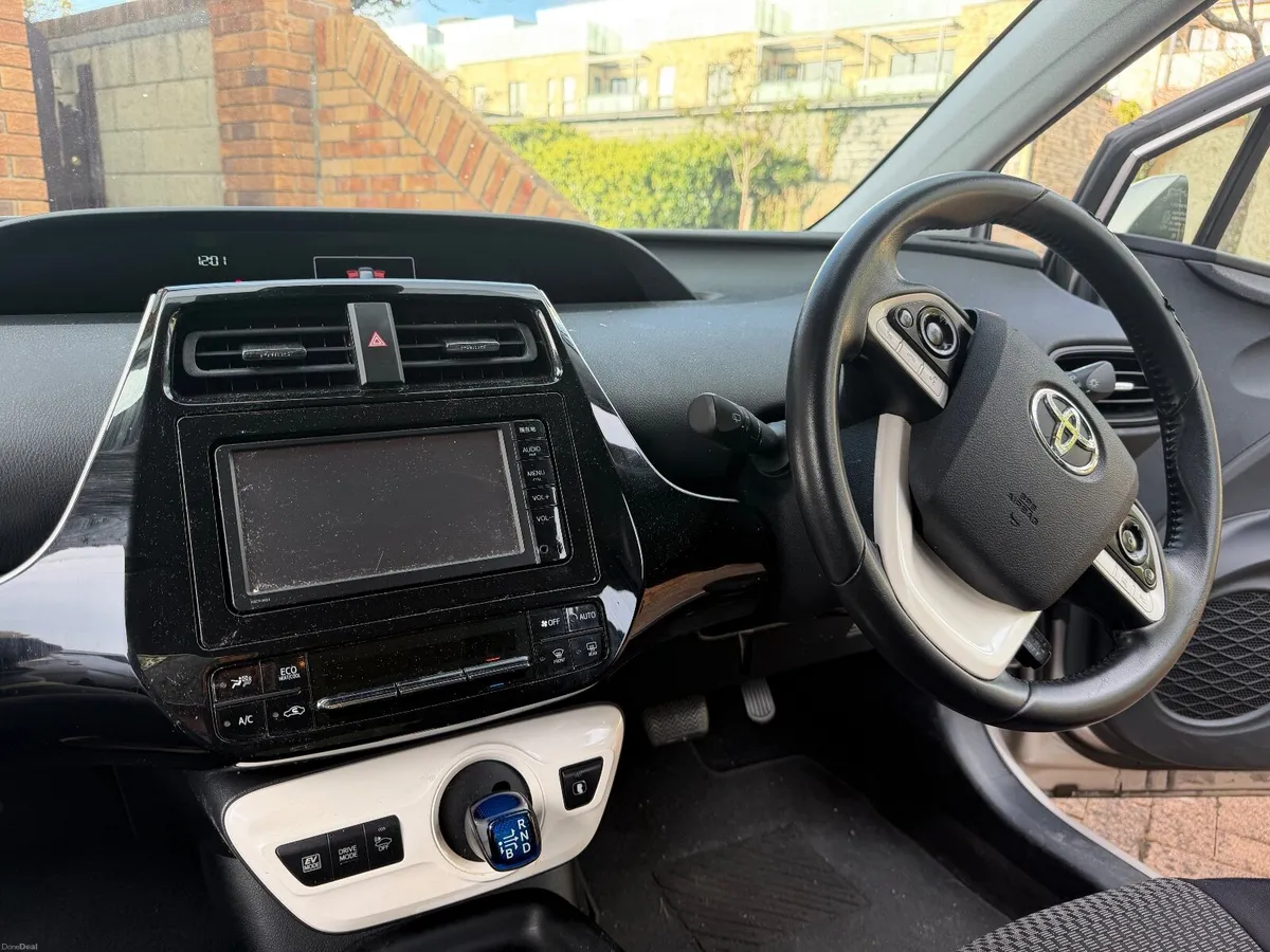 Toyota Prius 2016 - Image 2