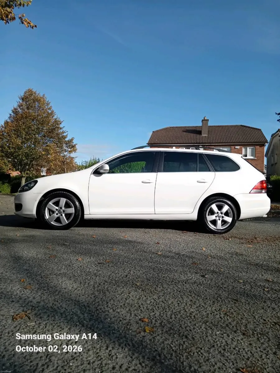 VOLKSWAGEN GOLF AUTOMATIC LOW MILEAGE - Image 4