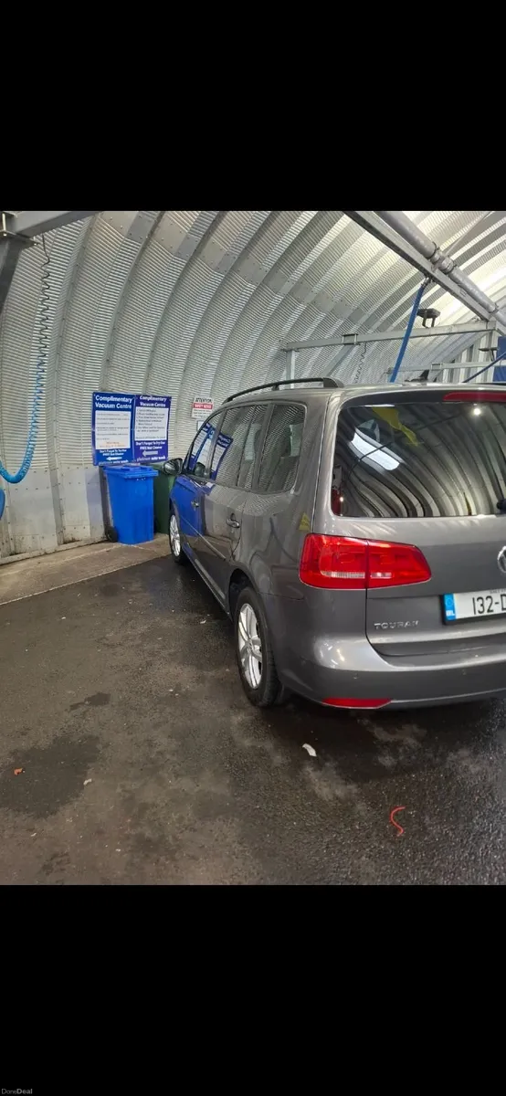 Volkswagen Touran 2013 - Image 2