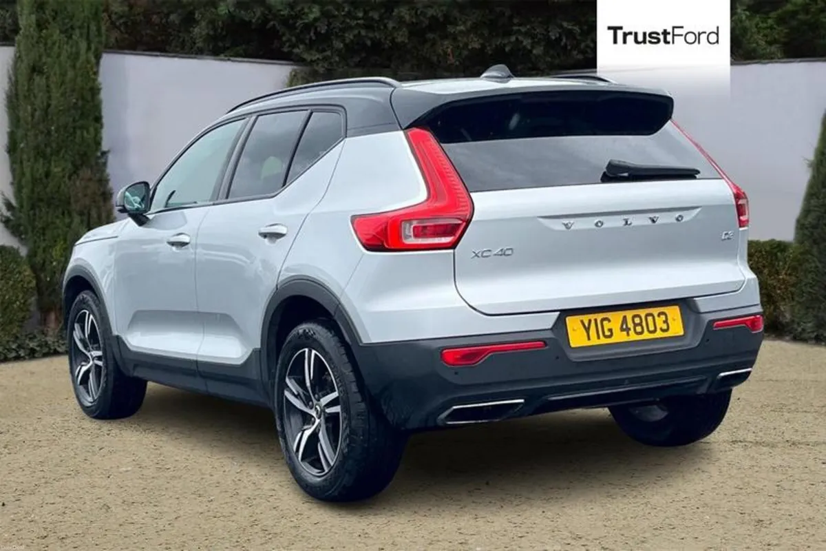 Volvo XC40 2.0 D3 R-Design SUV 5dr Diesel Manual E - Image 2