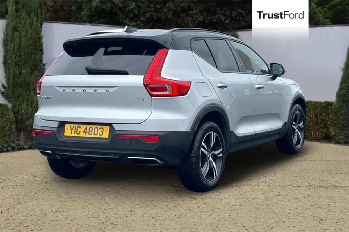 Volvo XC40 2.0 D3 R-Design SUV 5dr Diesel Manual E - Image 4