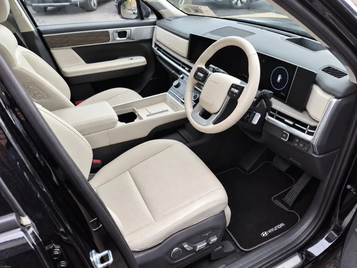 Hyundai Santa Fe PHEV PREMIUM ** VERY LOW KMS ** - Image 6