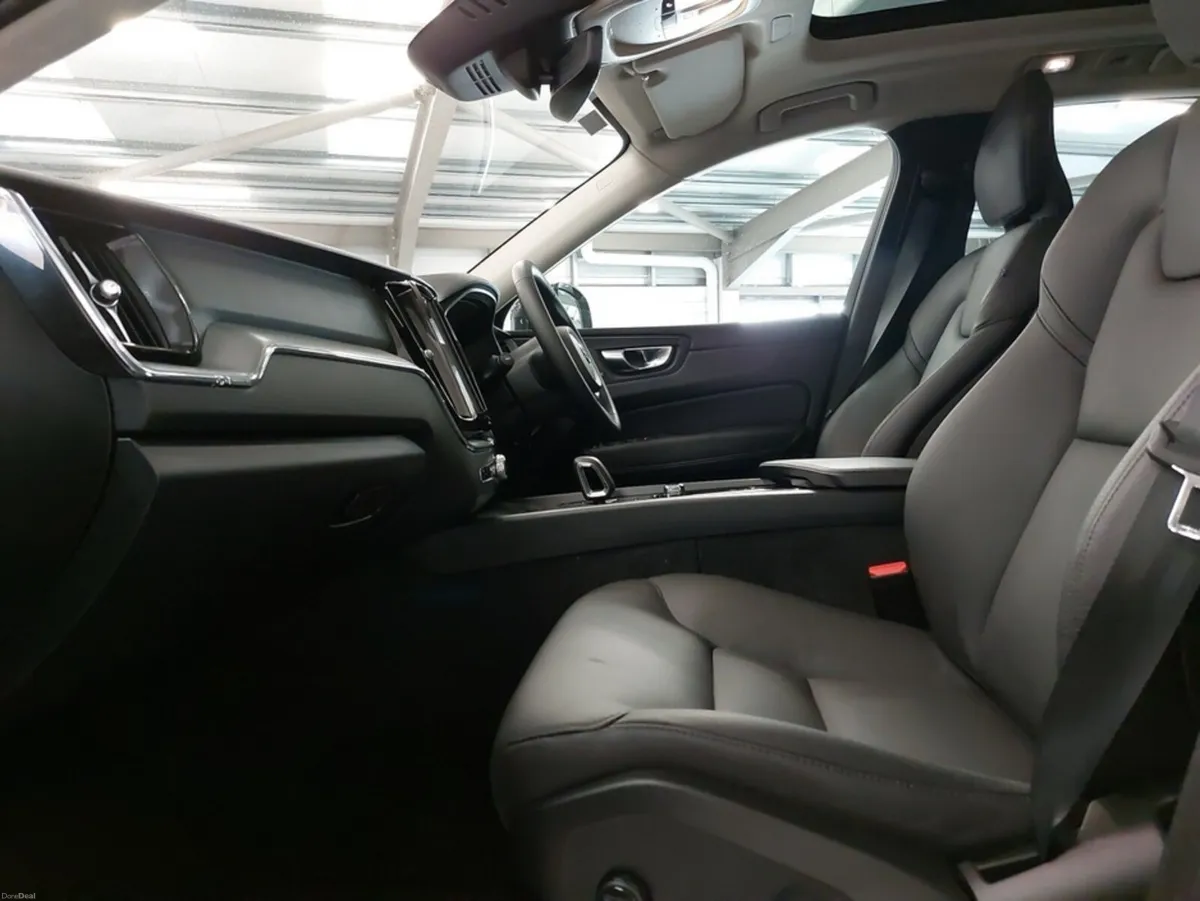 Volvo XC60 T6 Phev Core AWD - Image 5