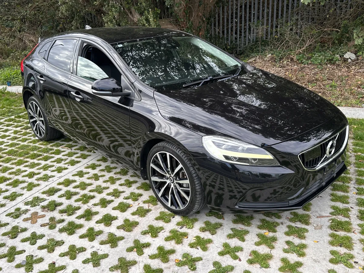 VOLVO V40 D4 AUTOMATIC - Image 2