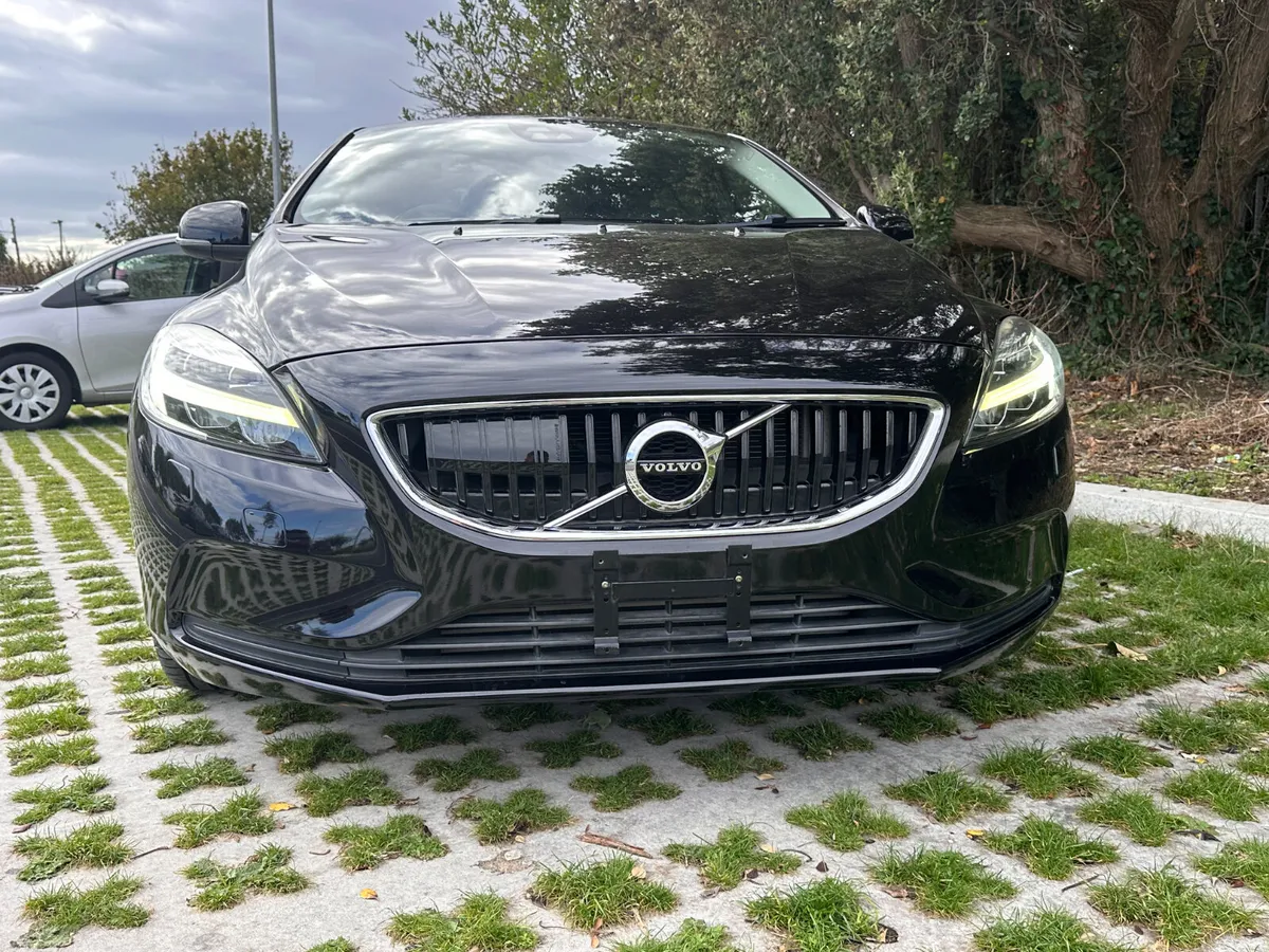 VOLVO V40 D4 AUTOMATIC - Image 3