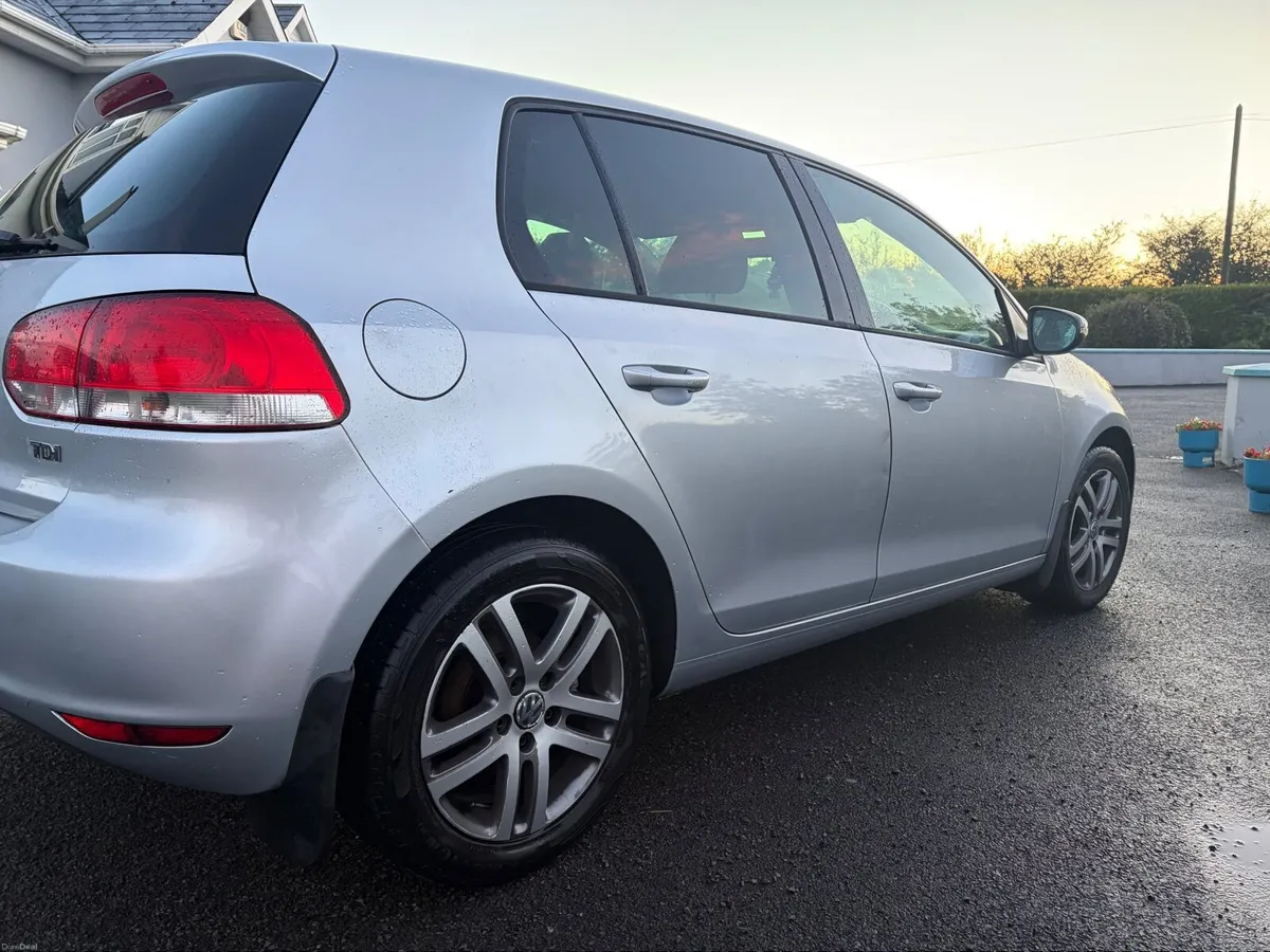 Volkswagen Golf 2010 - Image 2