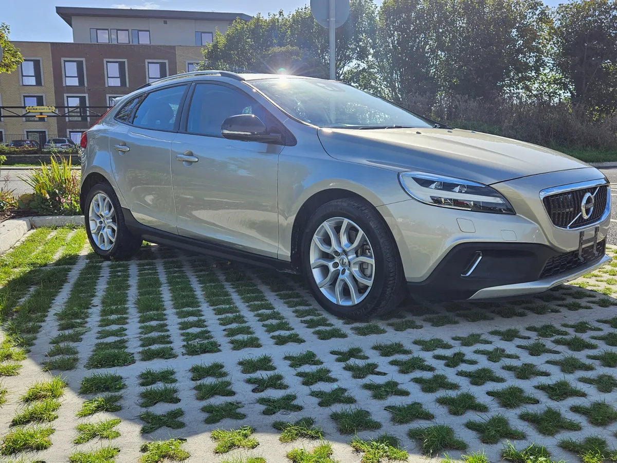2016 VOLVO  V40 2.0 DIESEL CROSS COUNTRY AUTO - Image 1