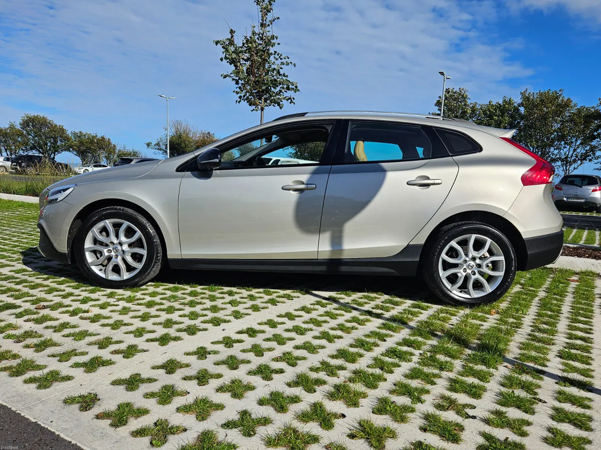 2016 VOLVO  V40 2.0 DIESEL CROSS COUNTRY AUTO - Image 6