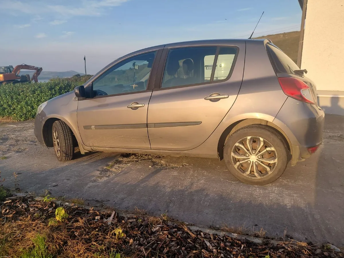 Renault Clio 2010 - Image 2