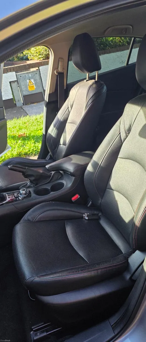 2015 Mazda 3 Platinum Edition 2.2 Saloon - Image 6