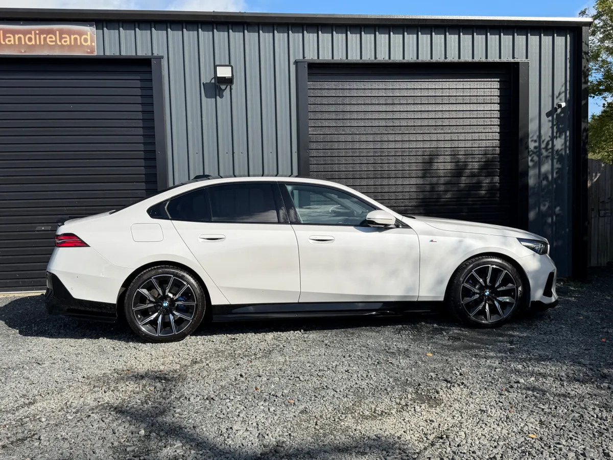 241 BMW 530 M-SPORT HIGH SPEC - Image 4