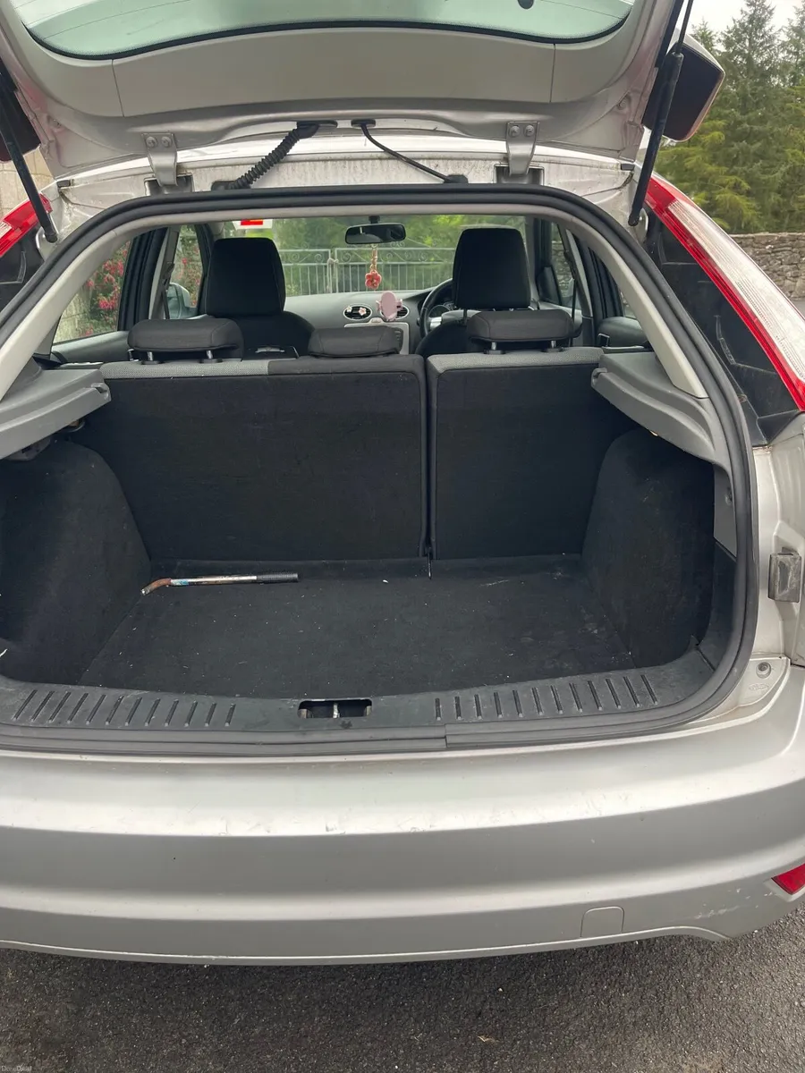 Ford Focus 2010 - Image 2