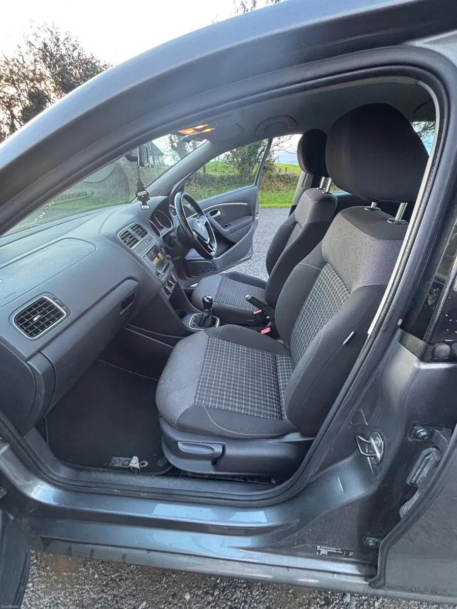 Volkswagen Polo 2015 - Image 2