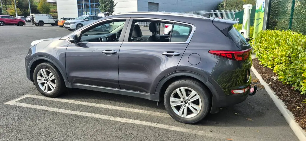 Kia Sportage EX – Leather Seats, Pan Roof - Image 3