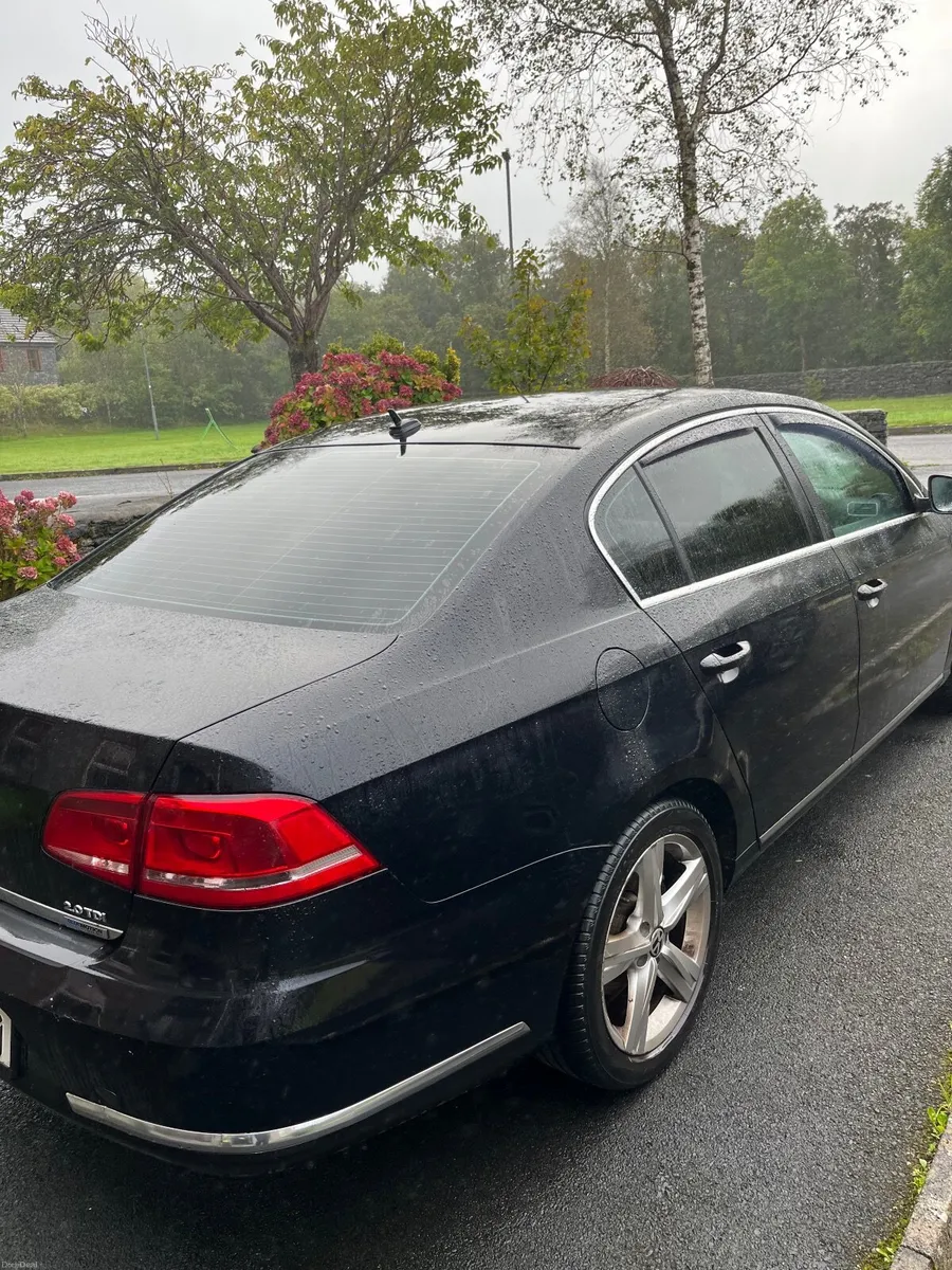 Volkswagen Passat 2011 - Image 2