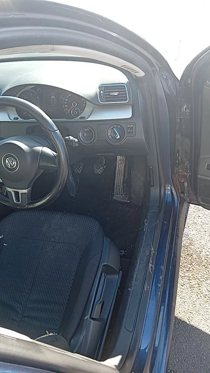 2011 Volkswagen Passat - Image 5