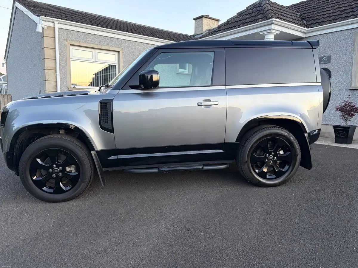 Land Rover Defender 2024 - Image 4