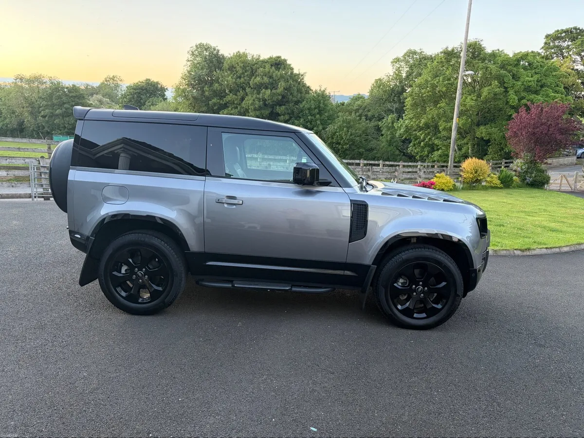 Land Rover Defender 2024 - Image 5
