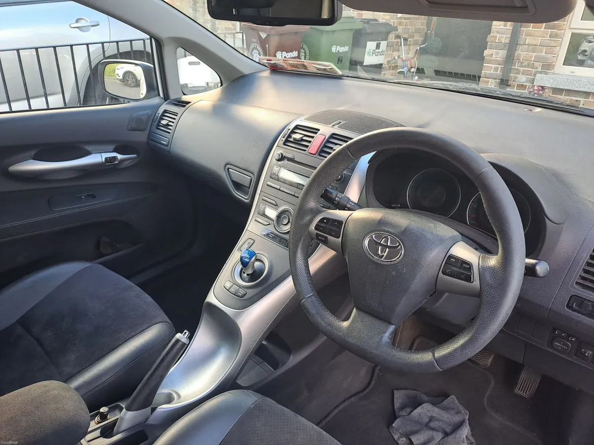 Toyota Auris  Hybrid T-Siprit Cvt - Image 2
