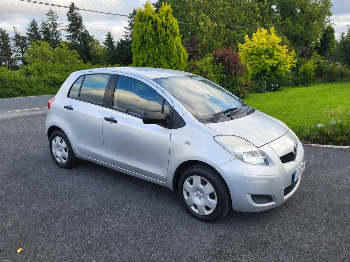 Toyota yaris **low mileage** - Image 3