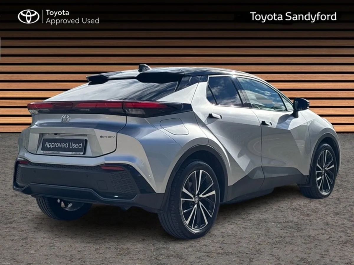 Toyota C-HR 2.0 PHEV SOL AUTO // PANORAMIC ROOF // - Image 2