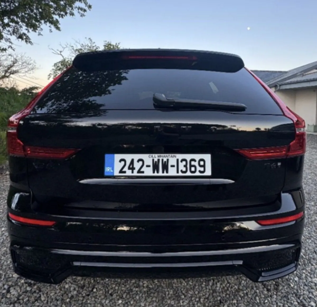 Black Volvo XC60 242 Hybrid T6 Plus Dark - Image 4