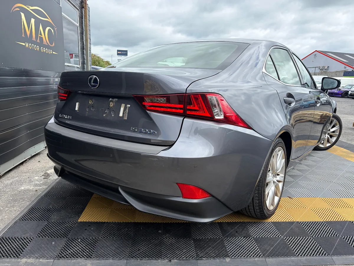 Lexus IS300H Executive - Image 3