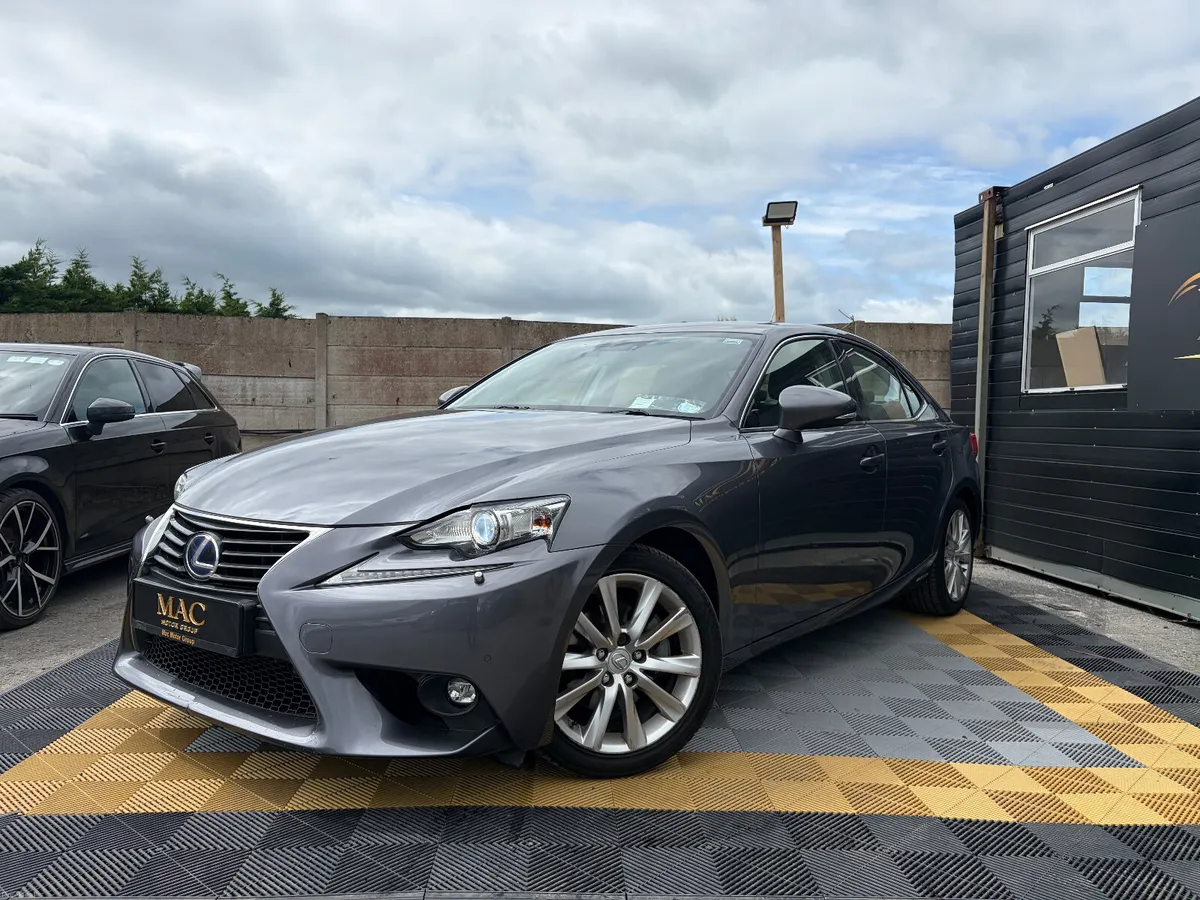 Lexus IS300H Executive - Image 4