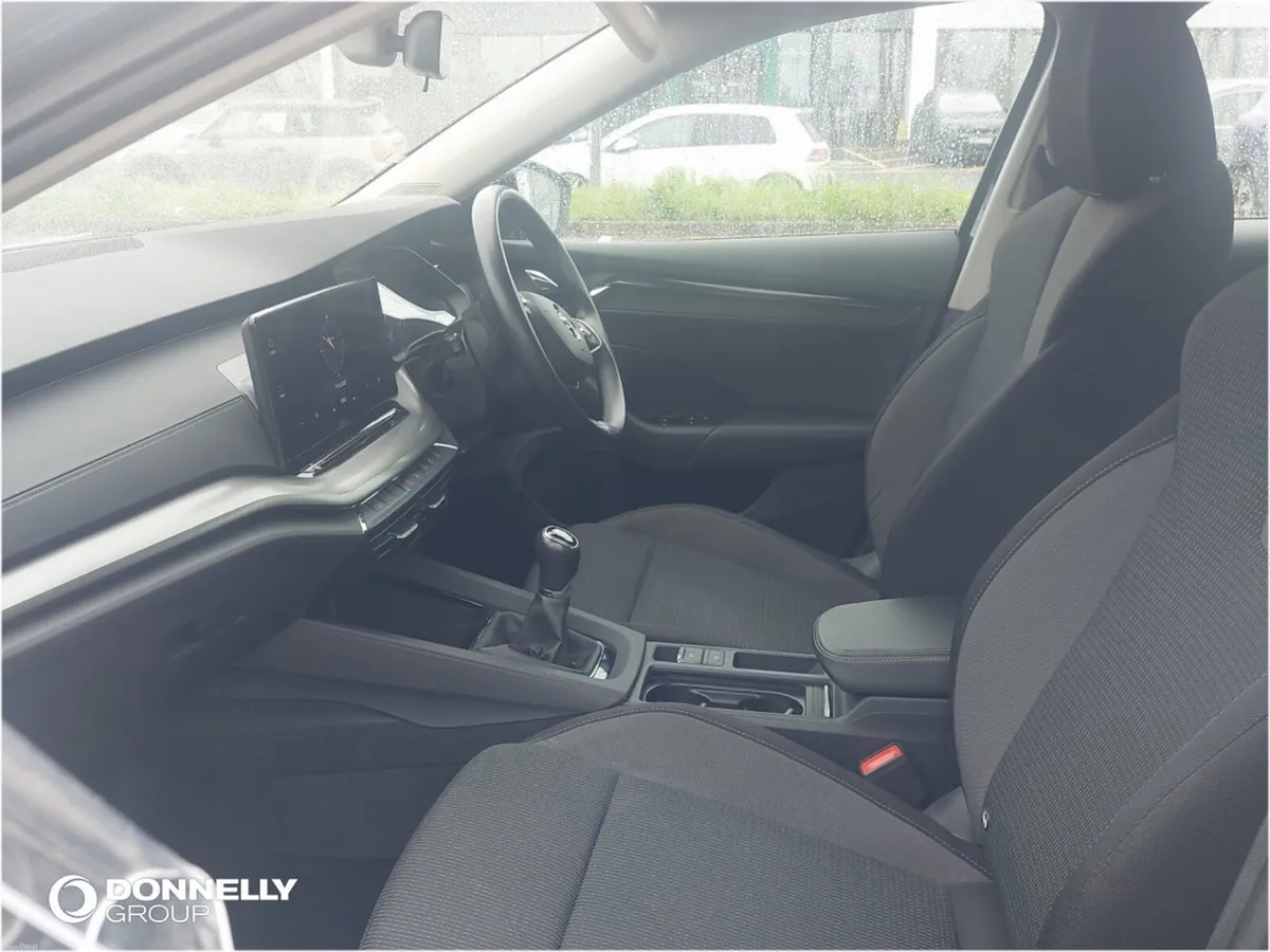Skoda OCTAVIA Hatchback SE - Image 2