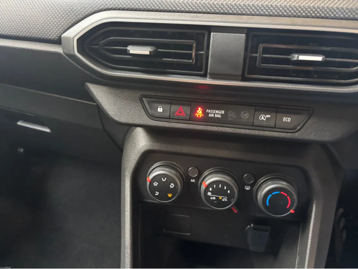 Dacia Sandero ESSENTIAL TCE 90 5SPEED N NBI 5DR - Image 4