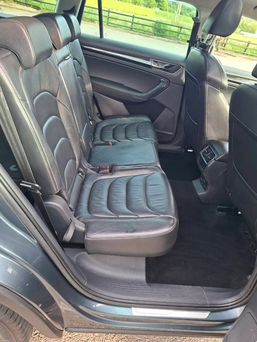 Skoda Kodiak style demo panoramic sunroof - Image 4