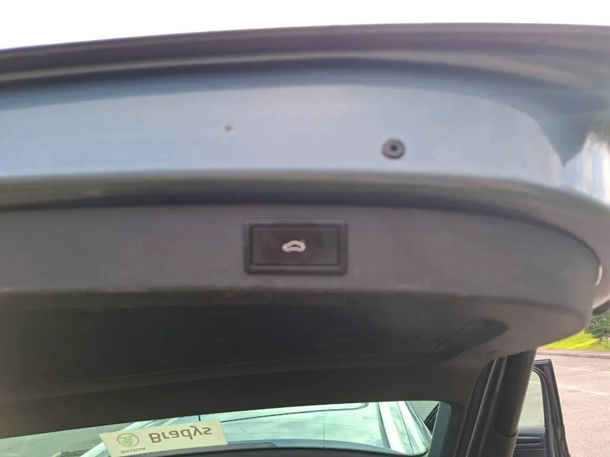 Skoda Kodiak style demo panoramic sunroof - Image 4